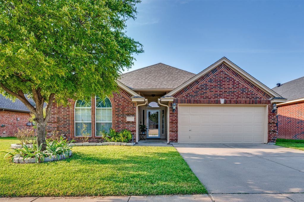 8224 Fall Crest Drive, Fort Worth, TX 76053