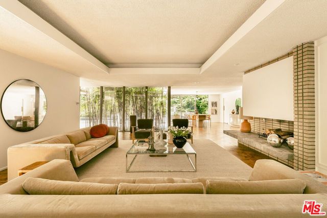 832 Canon Drive, Pasadena, CA 91106