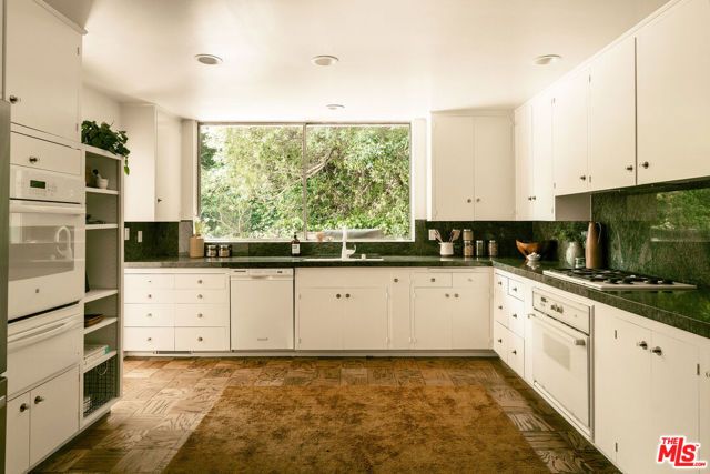 832 Canon Drive, Pasadena, CA 91106