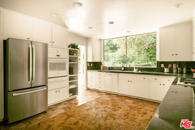 832 Canon Drive, Pasadena, CA 91106