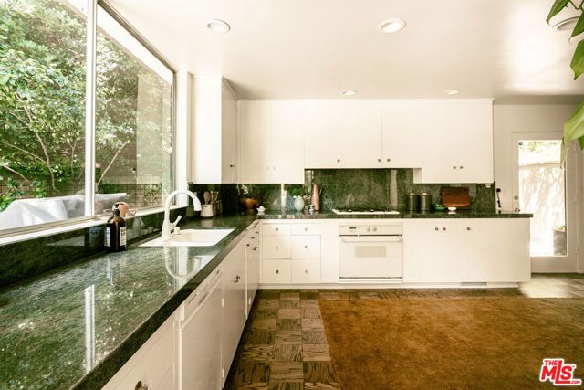 832 Canon Drive, Pasadena, CA 91106