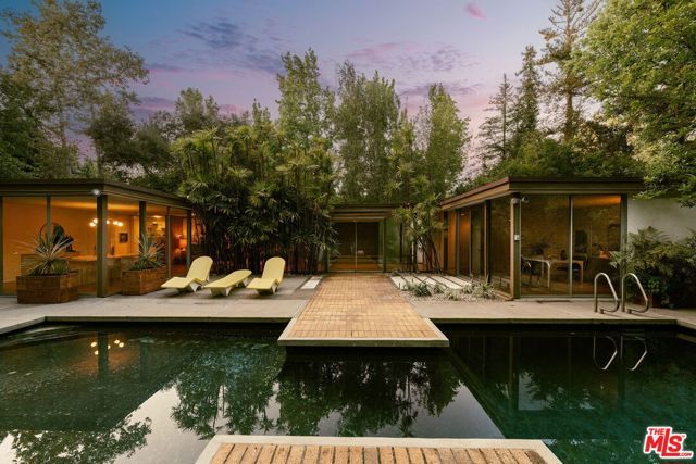832 Canon Drive, Pasadena, CA 91106