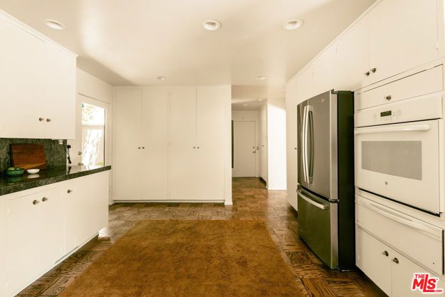 832 Canon Drive, Pasadena, CA 91106