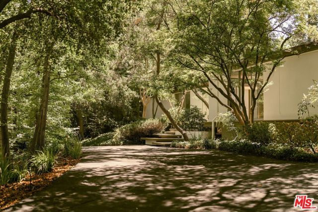 832 Canon Drive, Pasadena, CA 91106
