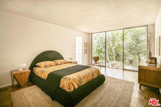 832 Canon Drive, Pasadena, CA 91106