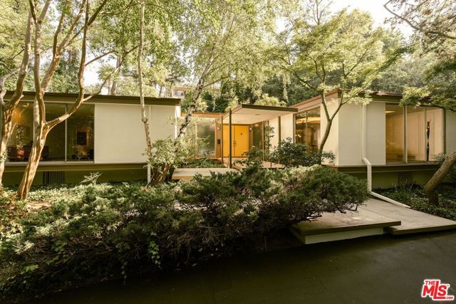 832 Canon Drive, Pasadena, CA 91106