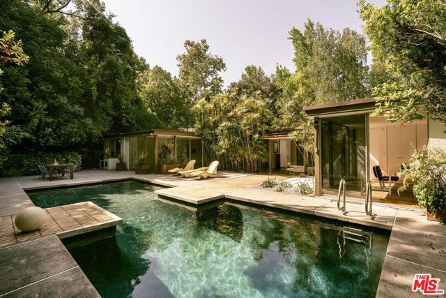832 Canon Drive, Pasadena, CA 91106