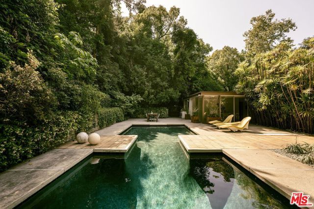 832 Canon Drive, Pasadena, CA 91106