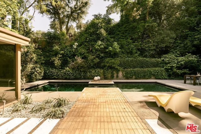 832 Canon Drive, Pasadena, CA 91106
