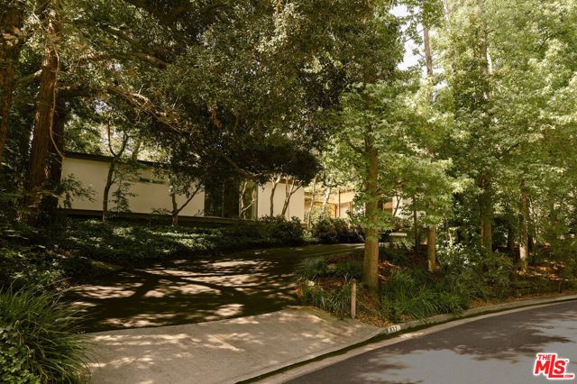 832 Canon Drive, Pasadena, CA 91106