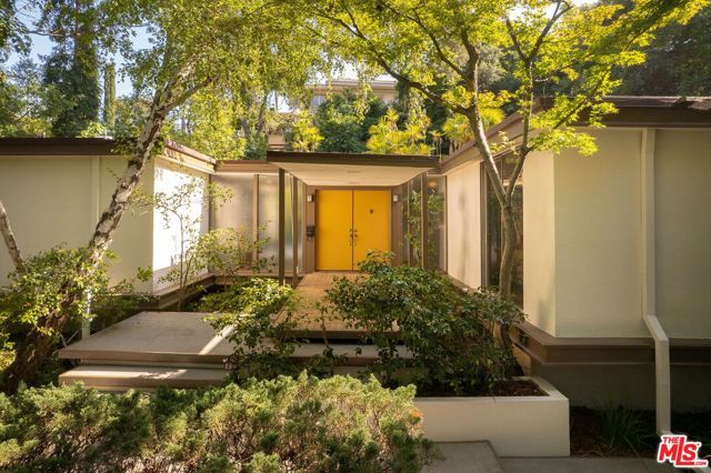 832 Canon Drive, Pasadena, CA 91106