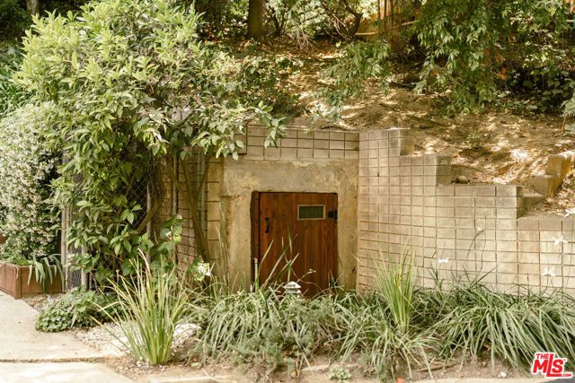 832 Canon Drive, Pasadena, CA 91106