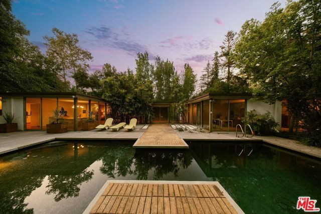 832 Canon Drive, Pasadena, CA 91106