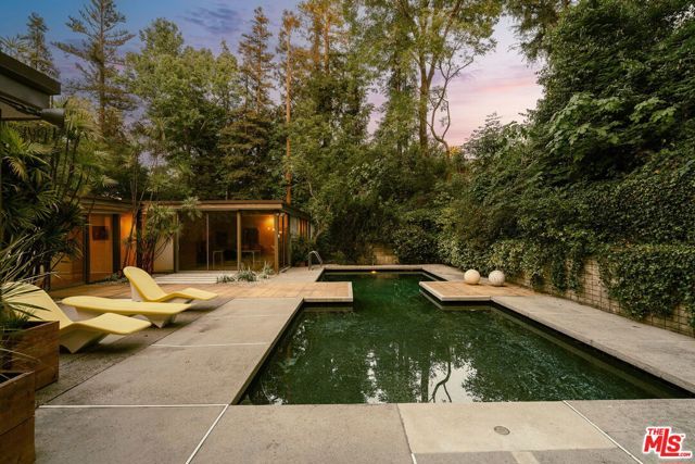 832 Canon Drive, Pasadena, CA 91106