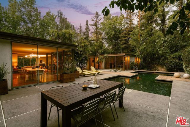 832 Canon Drive, Pasadena, CA 91106