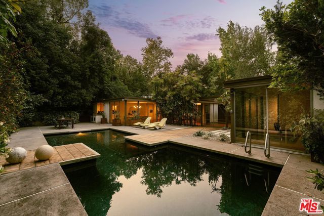 832 Canon Drive, Pasadena, CA 91106