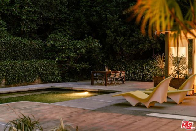 832 Canon Drive, Pasadena, CA 91106