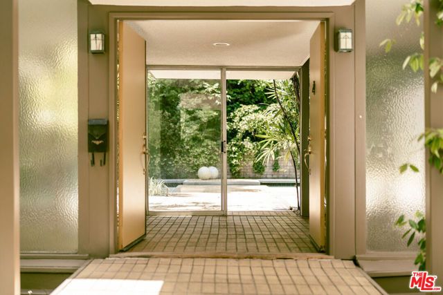 832 Canon Drive, Pasadena, CA 91106