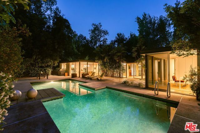 832 Canon Drive, Pasadena, CA 91106