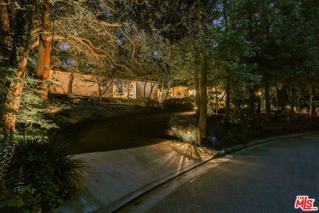 832 Canon Drive, Pasadena, CA 91106