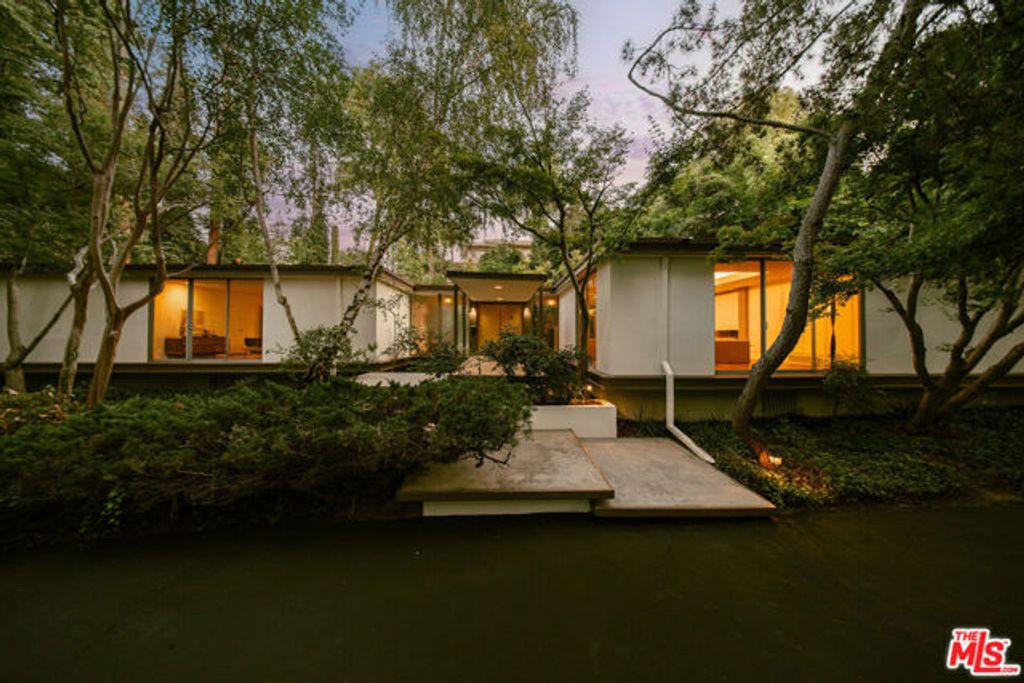 832 Canon Drive, Pasadena, CA 91106