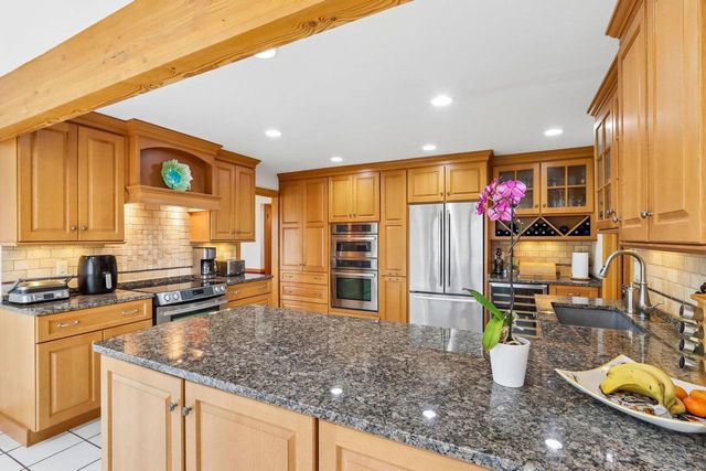 2385 Buckingham PLACE, Brookfield, WI 53045