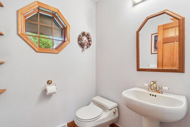 2385 Buckingham PLACE, Brookfield, WI 53045