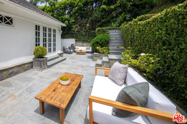 1134 San Ysidro Drive, Beverly Hills, CA 90210