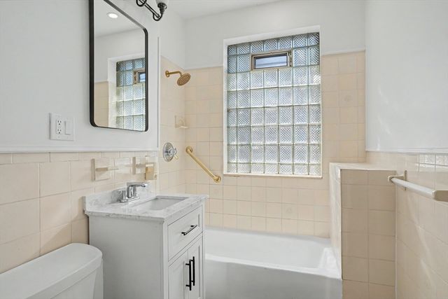51 Park Drive 27, Boston, MA 02215