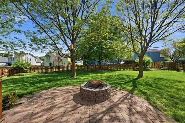 303 SW Albatross Court, Lee's Summit, MO 64082