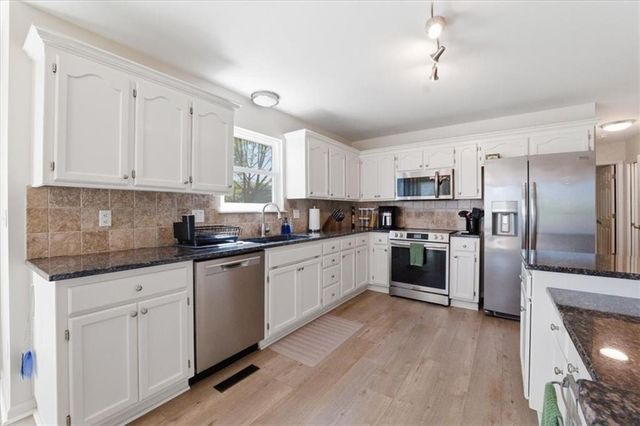 303 SW Albatross Court, Lee's Summit, MO 64082