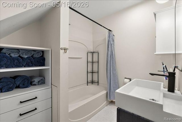 329 E Lawrence Avenue, Royal Oak, MI 48073