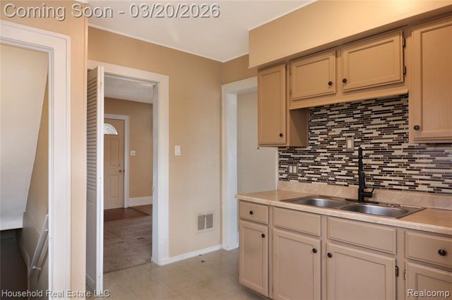 8335 Harding, Center Line, MI 48015