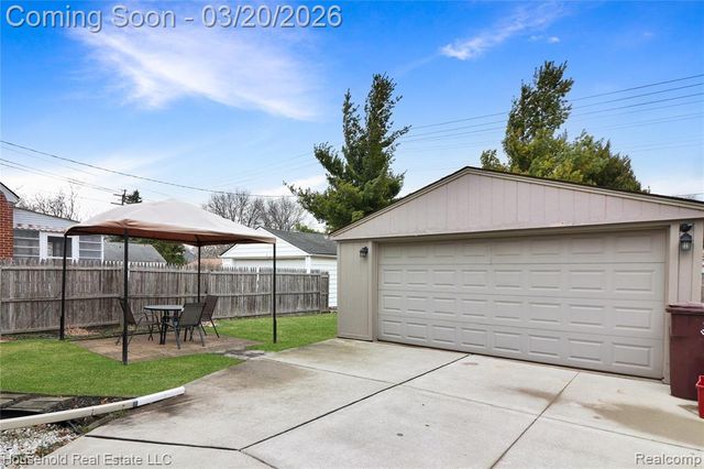 8335 Harding, Center Line, MI 48015