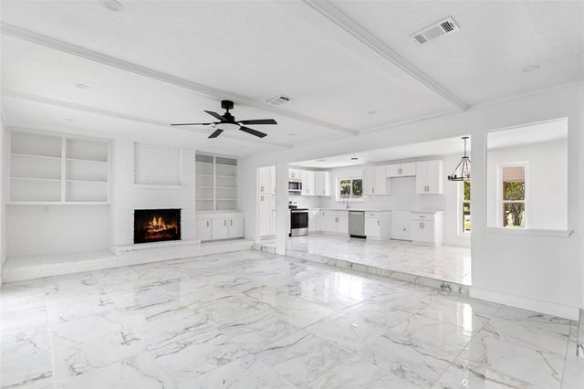 4308 Pine Shadows Street, Dickinson, TX 77539