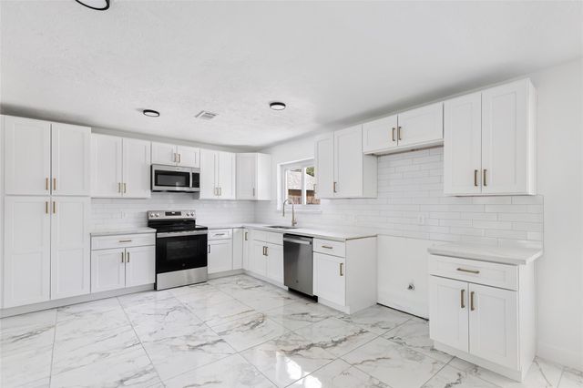 4308 Pine Shadows Street, Dickinson, TX 77539