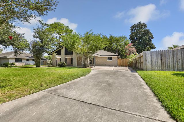 4308 Pine Shadows Street, Dickinson, TX 77539