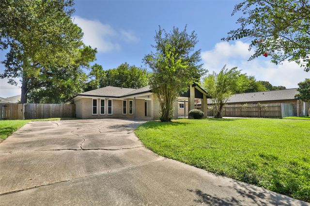 4308 Pine Shadows Street, Dickinson, TX 77539