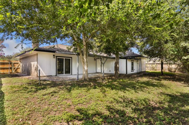 4308 Pine Shadows Street, Dickinson, TX 77539