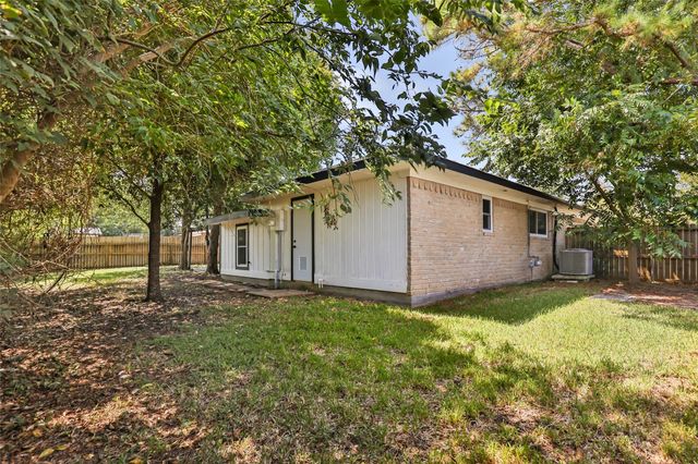 4308 Pine Shadows Street, Dickinson, TX 77539