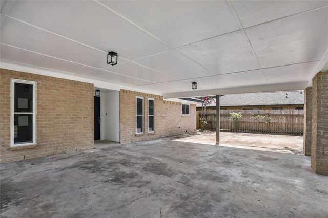 4308 Pine Shadows Street, Dickinson, TX 77539