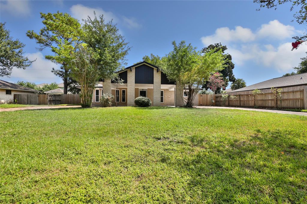 4308 Pine Shadows Street, Dickinson, TX 77539