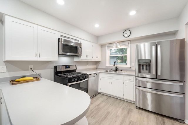 W142N6728 Washington AVENUE, Menomonee Falls, WI 53051