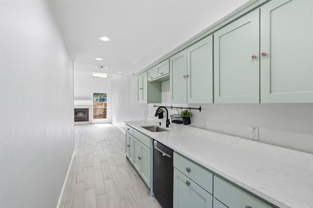 322 W Harwood Road B, Hurst, TX 76054