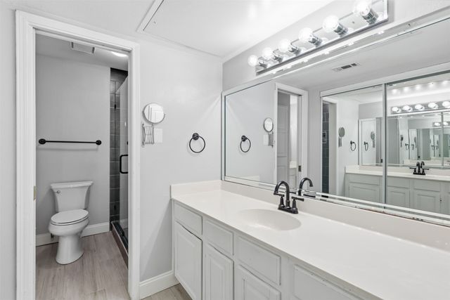 322 W Harwood Road B, Hurst, TX 76054