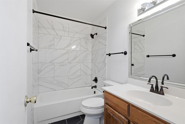 322 W Harwood Road B, Hurst, TX 76054