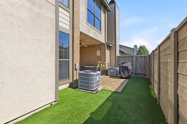 322 W Harwood Road B, Hurst, TX 76054