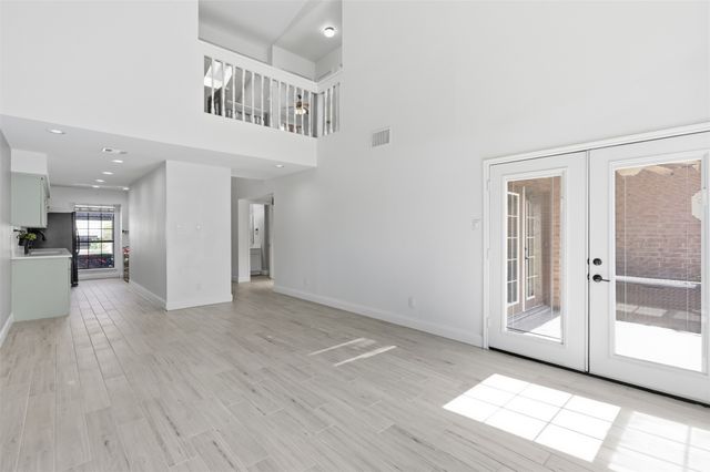 322 W Harwood Road B, Hurst, TX 76054