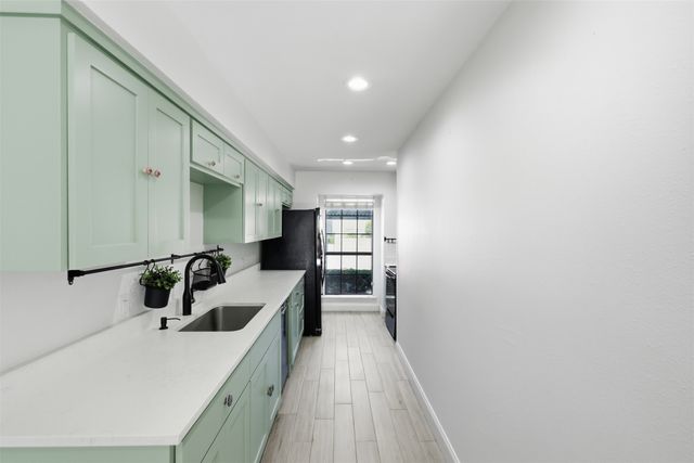 322 W Harwood Road B, Hurst, TX 76054
