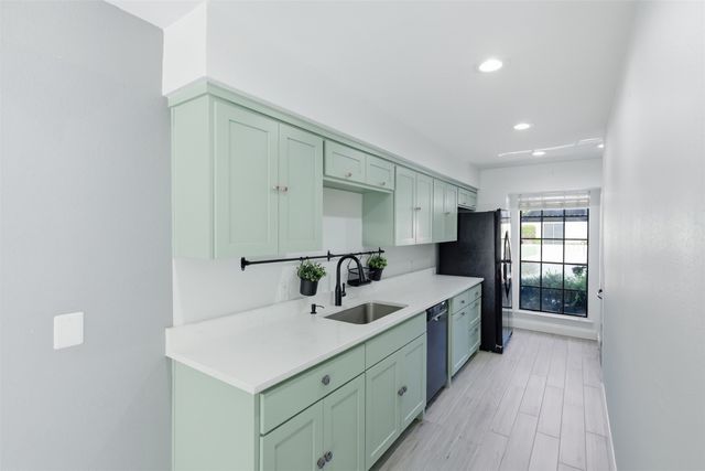 322 W Harwood Road B, Hurst, TX 76054
